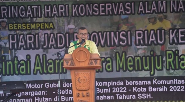 Gubernur Riau dalam arahannya saat peringatan HKAN 2022 di Tahura Sultan Syarif Hasyim.