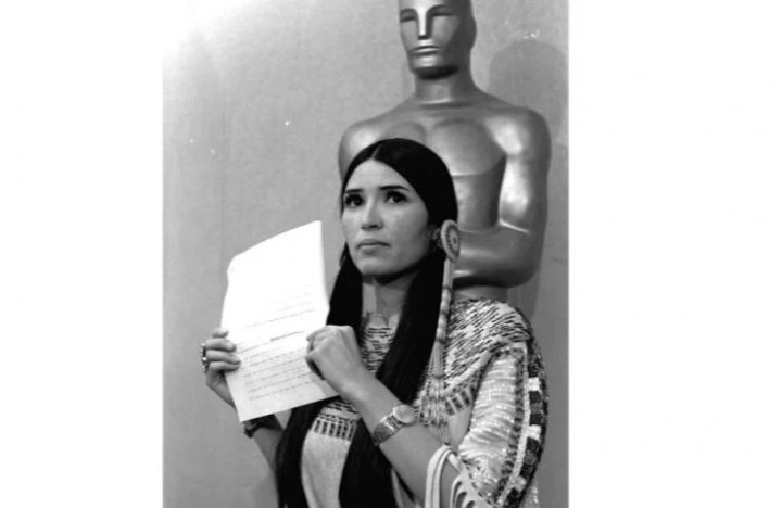 Sacheen Littlefeather menjadi sasaran pelecehan rasis setelah membela hak-hak penduduk asli Amerika pada upacara Academy Award 1973, di mana dia mengkritik penggambaran yang menghina penduduk asli Amerika di industri film AS [File: AP Photo]