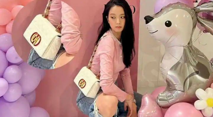 Salah satu member BLACKPINK, Jisoo pamer tas tangan cantik merek Dior di Instagramnya, harganya buat pusing /Instagram