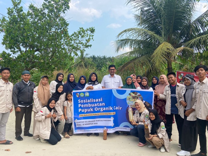 Mahasiswa KKN Balek Kampung di Rantau Panjang Beri Pelatihan Pembuatan Pupuk Organik Cair Berbahan Dasar Kulit Pisang