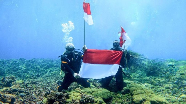 Potret Gubernur Buya Mahyeldi dan Wakil Gubernur Audy Joinaldy Kibarkan Bendera Merah Putih di Bawah Laut Mandeh, Pesisir Selatan (kumparan)