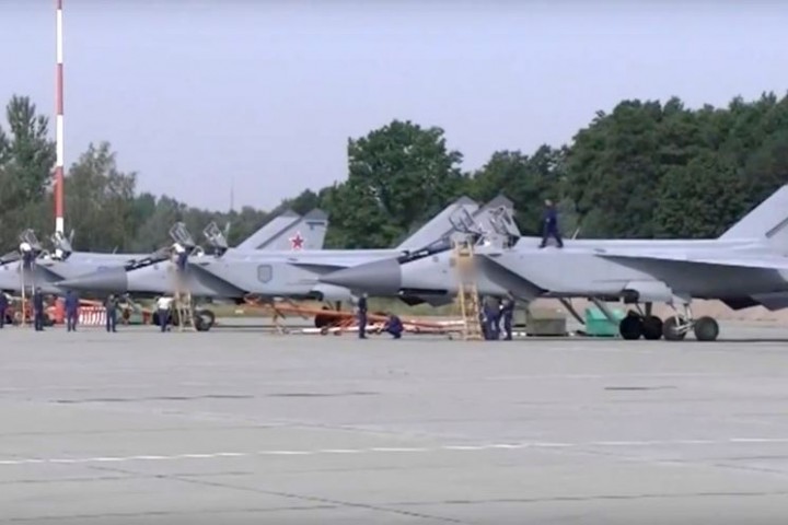 Tiga jet tempur MiG-31 milik angkatan udara Rusia berdiri setelah dipinjamkan di pangkalan udara Chkalovsk di wilayah Kaliningrad [Layanan Pers Kementerian Pertahanan Rusia/AP]