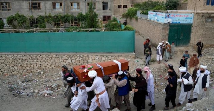 Para pelayat membawa jenazah korban pengeboman masjid di Kabul [Ebrahim Noroozi/AP Photo]