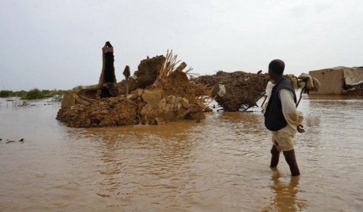 Seorang pria Sudan berjalan melalui daerah banjir pada 18 Agustus 2022 di negara bagian timur Kassala, salah satu daerah di Sudan yang terkena hujan deras minggu ini [Hussein Ery /AFP]