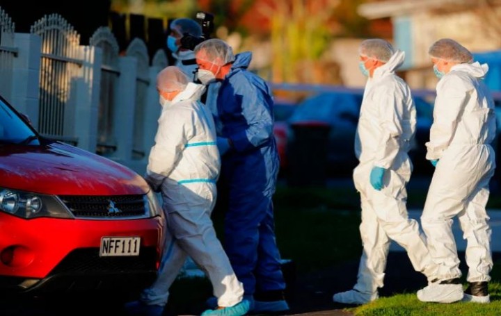 Penyelidik polisi Selandia Baru di Auckland pada 11 Agustus 2022, setelah mayat ditemukan dalam dua koper [Dean Purcell/New Zealand Herald/AP]