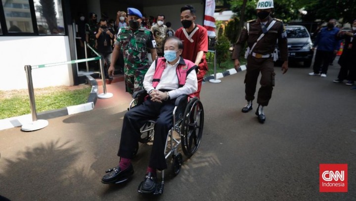 Potret Surya Darmadi Terduduk Lemas di Kursi Roda/CNNIndonesia