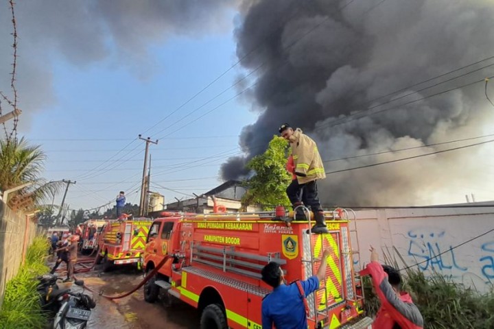 Kebakaran Melanda Pabrik Pembuatan Alumunium Foil di Desa Cicadas Bogor