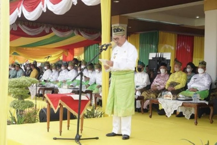 Gubri Syamsuar saat upacara HUT Riau ke-65