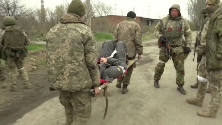 Potret Tentara Ukraina yang Evakuasi Masyarakat yang Cedera (cnbcindonesia)