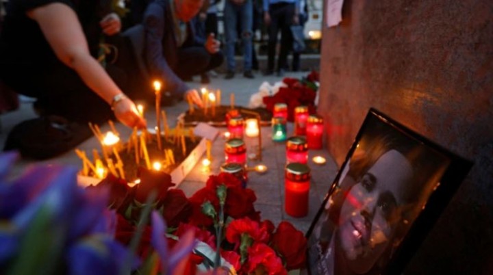 Bunga dan lilin ditempatkan di sebelah potret Darya Dugina, yang tewas dalam serangan bom mobil, di Moskow, Rusia [File: Maxim Shemetov/Reuters]