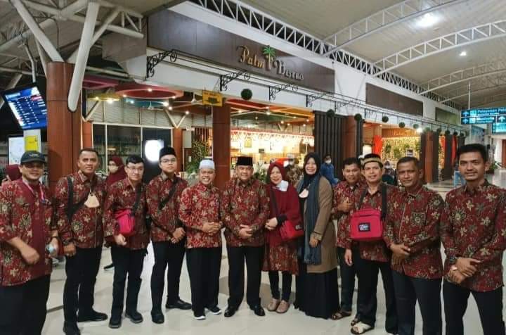 Gunakan Travel Alharom Bina Hati, Wakil Gubernur Riau Edy Natar Nasution Jalani Umroh ke Tanah Suci Bersama Keluarga
