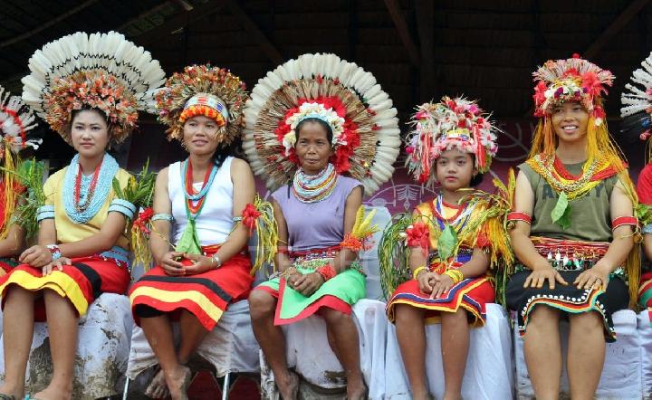 Wanita suku Mentawai. Sumber: Langgam.id