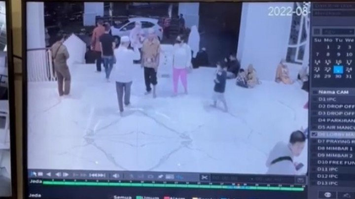 Potret CCTV pihak management Mesjid At Thorik Depok, yang Menampilkan Kasus Perundungan Terjadi pada Ibu Berkaos Putih Celana Ungu (Suara.com)