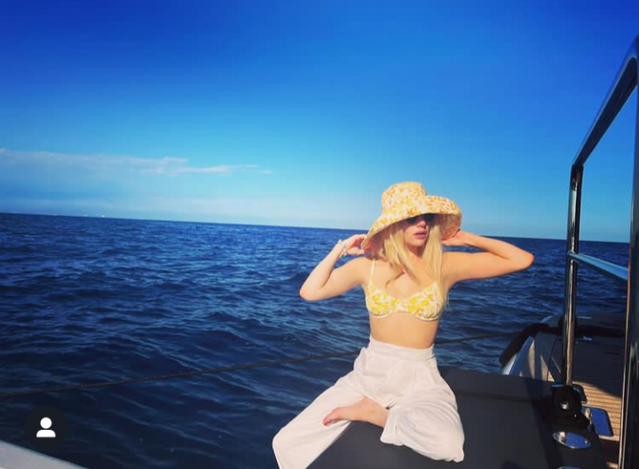 Emma Roberts Terlihat Santai Dengan Atasan Bikini Floral Kuning Di Kapal Pesiar
