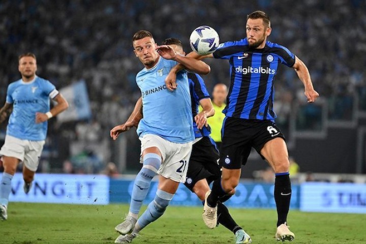 Sergej Milinkovic-Savic berduel dengan Stefan De Vrij di laga Lazio vs Inter Milan, Serie A 2022/23 (c) AP Photo