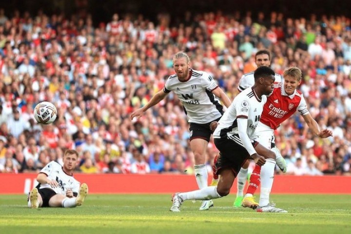 Martin Odegaard mencetak gol dalam laga Arsenal vs Fulham, Sabtu (27/8/2022) (c) AP Photo