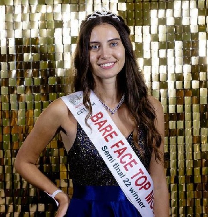 Finalis Miss England, Melisa Raouf, Ciptakan Sejarah Usai Bertanding Tanpa Riasan Wajah Sedikitpun