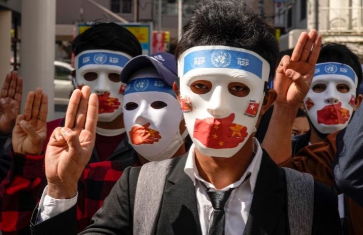 Orang-orang Myanmar yang tinggal di Jepang memprotes kudeta di tanah air mereka. Jepang mengatakan mereka dapat tinggal di negara itu di bawah 'tindakan darurat' [File: Kimimasa Mayama/EPA]