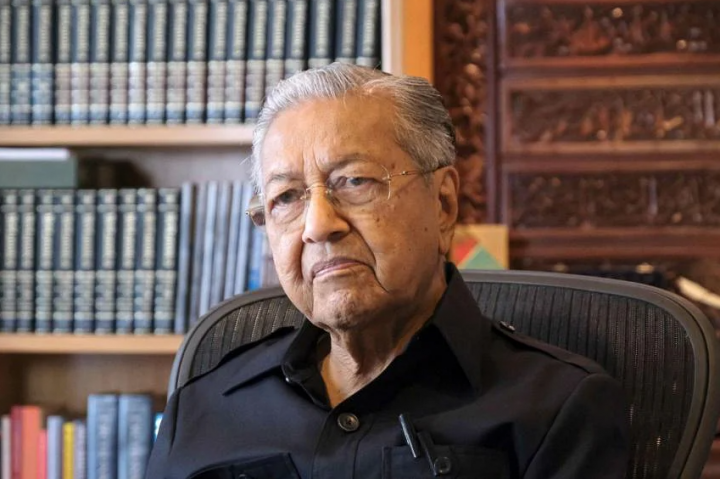 Tun Dr Mahathir Mohamad telah dirawat di National Heart Institute setelah positif Covid 19 untuk observasi selama beberapa hari ke depan /BLOOMBERG