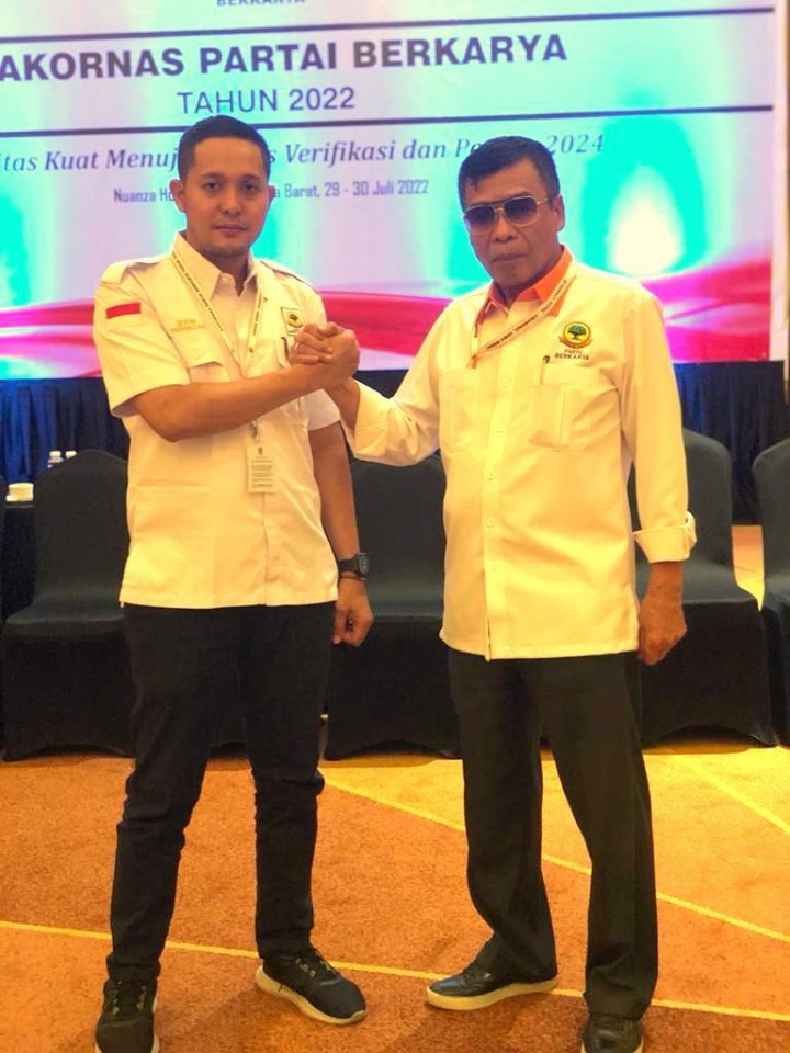 Ketua DPW Partai Berkarya Riau Tengku Afuarahim salam komando dengan ketua umum DPP Berkarya Mayor Jendral TNI (Purn) Muchdi Purwoprandjono