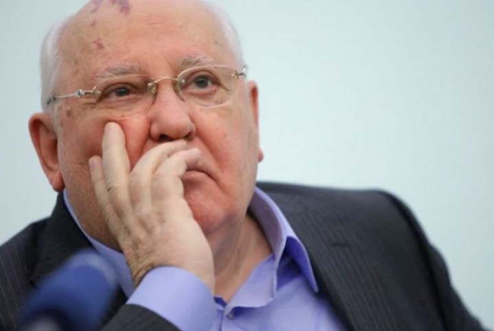 Mantan pemimpin Soviet Mikhail Gorbachev memberikan kuliah berjudul My Life in Politics di universitas internasional yang ia dirikan di Moskow pada 2012 [File: Alexander Zemlanichenko/AP]