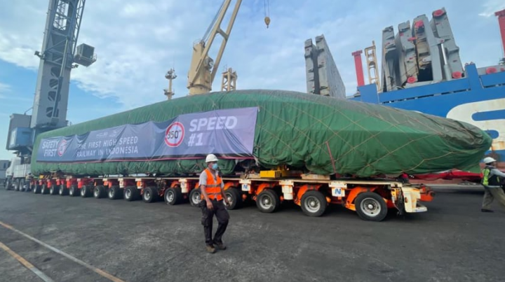 Gelombang pertama kereta cepat buatan China diturunkan di dermaga pelabuhan Jakarta, Jumat (2 September)/CNA