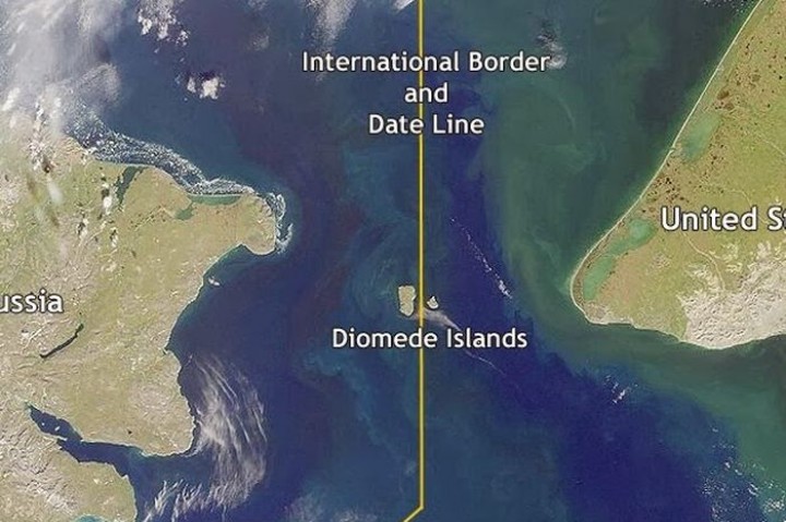 Jarak Kedua Pulau Ini Hanya 3,8 Km, Tapi Beda Waktunya Bisa Sampai 21 Jam. Sumber: Internet