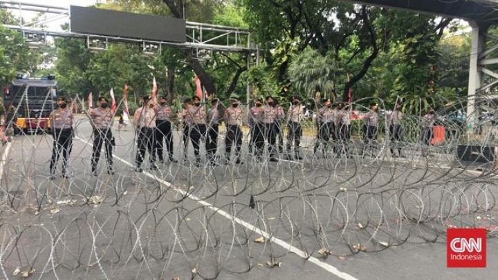 Potret Polisi Pasang Pagar Kawat Sambut Mahasiswa Demo di Istana Patung Kuda (CNNIndonesia)