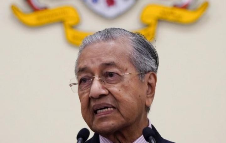 Mahathir Mohamad dirawat di National Heart Institute pada hari Rabu setelah dinyatakan positif COVID-19 [File: Vincent Thian/ AP]