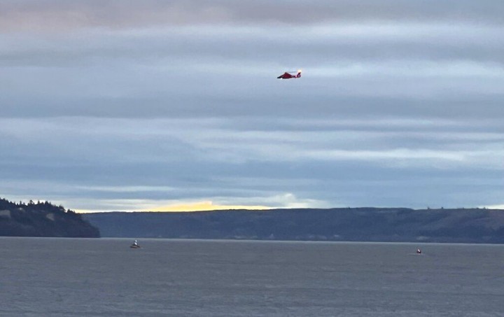 Helikopter Coast Guard mencari area di mana pesawat apung jatuh di dekat Pulau Whidbey, Washington, Minggu, 4 September 2022. (Courtney Riffkin/The Seattle Times via AP)