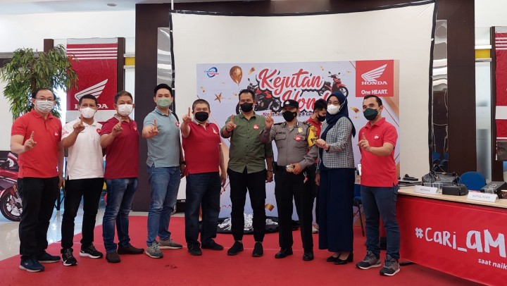 Top Management PT CDN Riau foto bersama dengan para saksi dari Dinas Sosial, Notaris dan Kepolisian usai pengumuman pemenang kupon Kejutan Honda