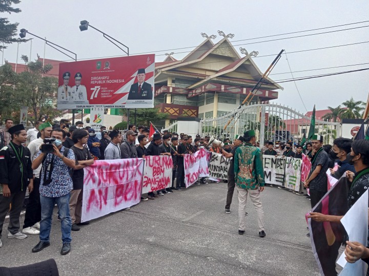 Tolak kenaikan BBM, puluhan mahasiswa berdemo di depan kantor DPRD Riau 