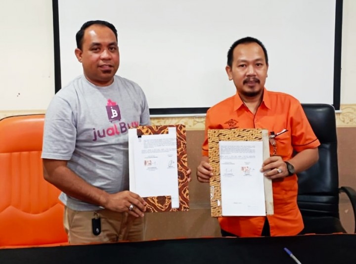 Usai penandatanganan kerja sama antara Pimpinan Perusahaan jualBuy Muhardi dengan Executive Grand Manager Kantor Cabang Utama Pos Indonesia Pekanbaru Teddy Kurniawan 