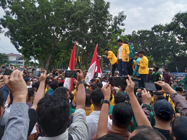 Unjuk rasa tolak kenaikan BBM di DPRD Riau rusuh 