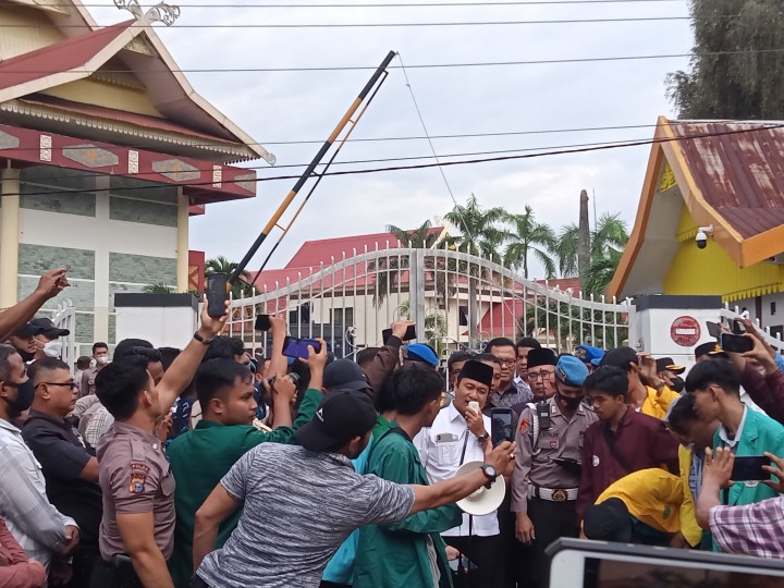 Ketua DPRD Riau Yulisman menyambut kedatangan mahasiswa 