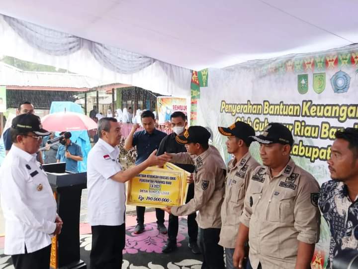 Bupati HM Wardan Dampingi Gubernur Syamsuar Serahkan BKK Provinsi Riau