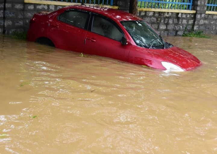 Saat Air Mulai surut Di Bengaluru, Ribuan Bangkai Mobil Berserakan di Tengah Kota