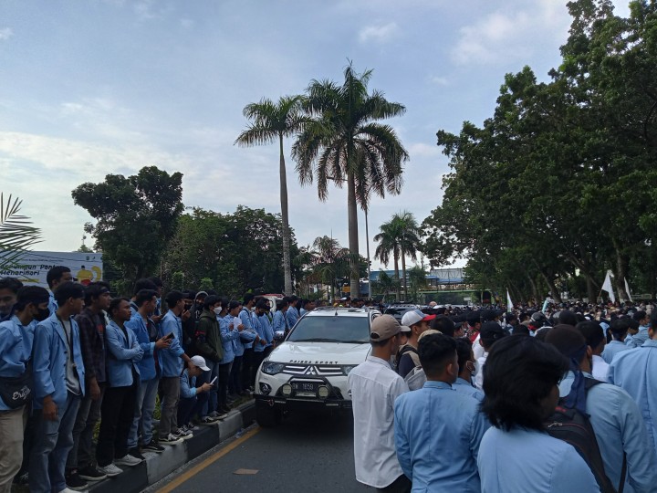 Sejumlah kendaraan mencoba menerobos kerumunan mahasiswa yang berdemo di depan kantor DPRD Riau 