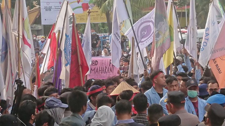 Spanduk bertuliskan HBD Puan Maharani terbentang saat aksi unras di DPRD Riau. (Foto. amri) 