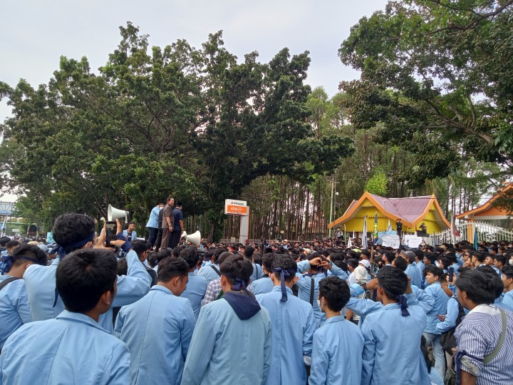 Pimpinan dan anggota DPRD Riau menaiki mobil komando saat menampung aspirasi mahasiswa yang berdemo di kantor DPRD Riau 