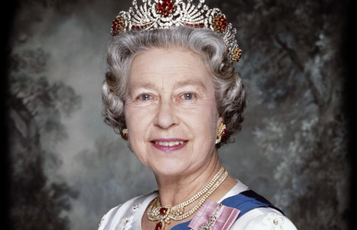 Potret resmi Ratu Elizabeth II telah terbungkus kanvas hitam di British Columbia /iluminasi.com