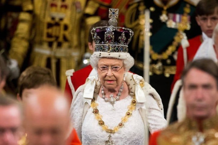 Ratu Elizabeth II Tak Pernah Lihat ke Bawah Saat Kenakan Mahkota. Sumber: Jawapos
