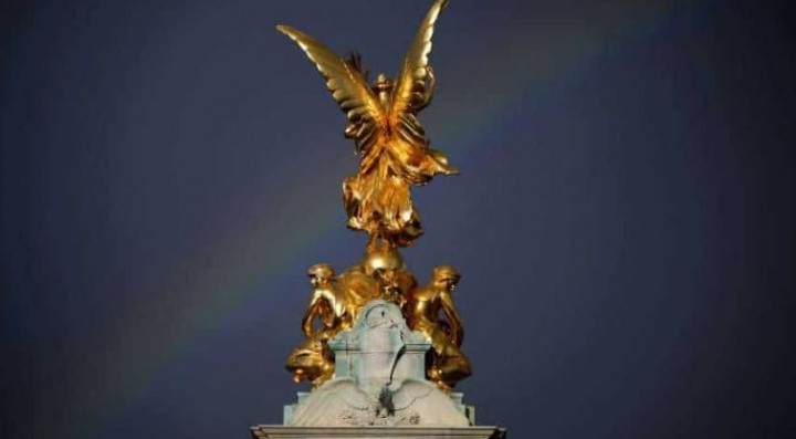 Dua Pelangi Muncul di Luar Istana Buckingham Beberapa Saat Sebelum Kematian Ratu Elizabeth II