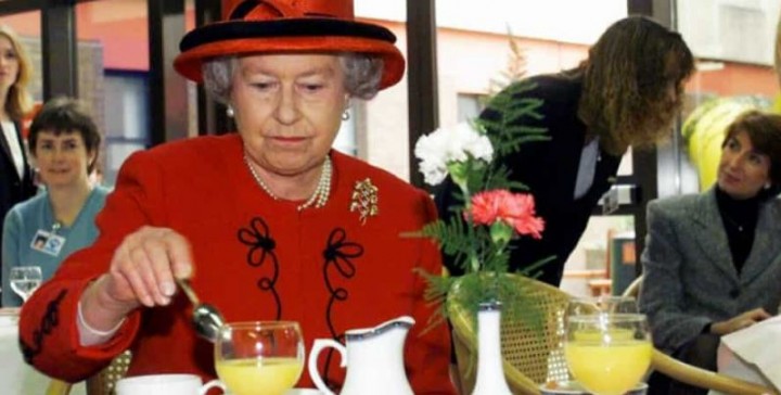 Mengintip Keunikan Cara Makan Ratu Elizabeth II