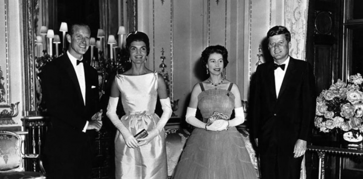 Berikut delapan orang terkenal yang pernah bertemu Ratu Elizabeth dalam situasi yang aneh /history.co.uk