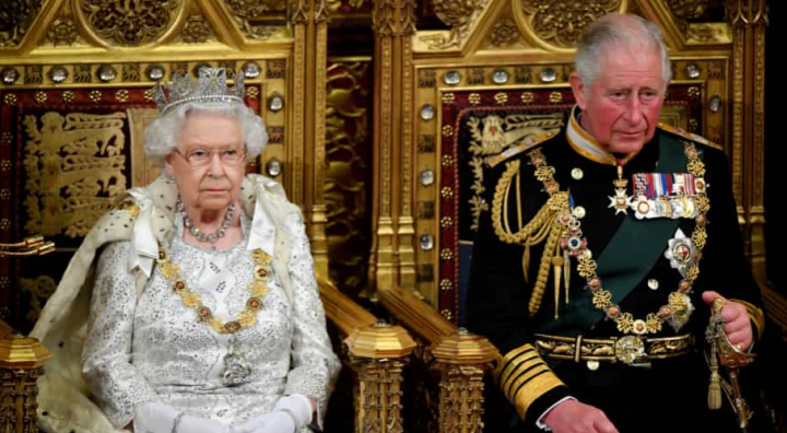 Ratu Inggris Elizabeth II dan Charles, Pangeran Wales terlihat di depan Pidato Ratu selama Pembukaan Parlemen Negara di London, Inggris /Reuters