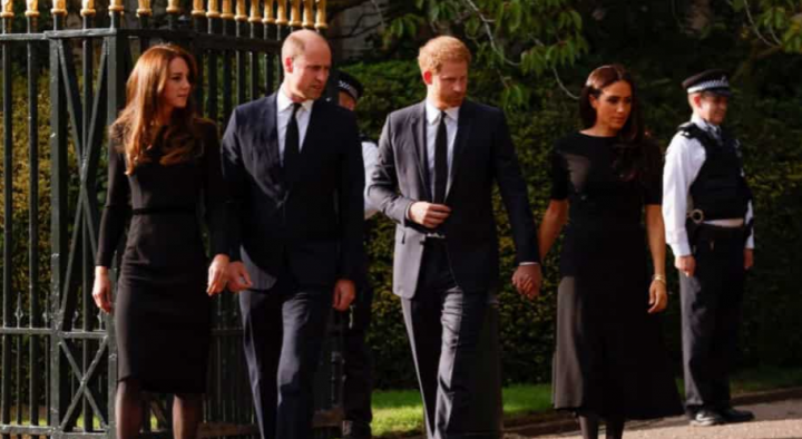 William dan Catherine, Prince and Princess of Wales (kiri) dan Pangeran Harry dan Meghan, Duchess of Sussex,(kanan) berjalan di luar Kastil Windsor, untuk beri penghormatan kepada Ratu Elizabeth II /Reuters