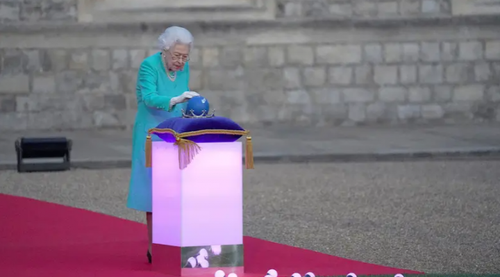 Ratu Elizabeth II saat memimpin pencahayaan suar Jubilee utama, sebagai bagian dari perayaan Platinum Jubilee, di Windsor Castle, Inggris, 2 Juni 2022 lalu /Reuters