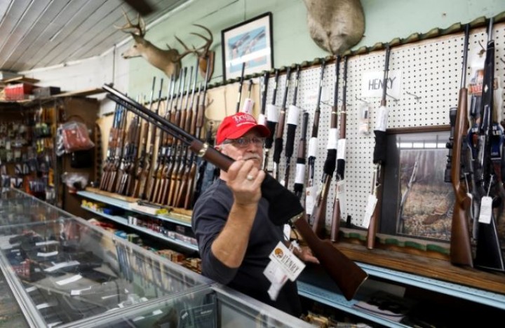 Visa Inc Akan Mulai Mengkategorikan Penjualan Senjata di Toko-toko AS