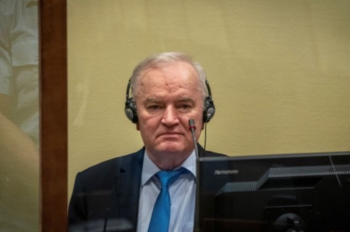 Putra Ratko Mladic, Darko, mengatakan kepada media bahwa ayahnya (tengah) menderita 'pneumonia, akumulasi cairan di paru-paru dan gagal jantung' [File: Jerry Lampen/Pool via Reuters]